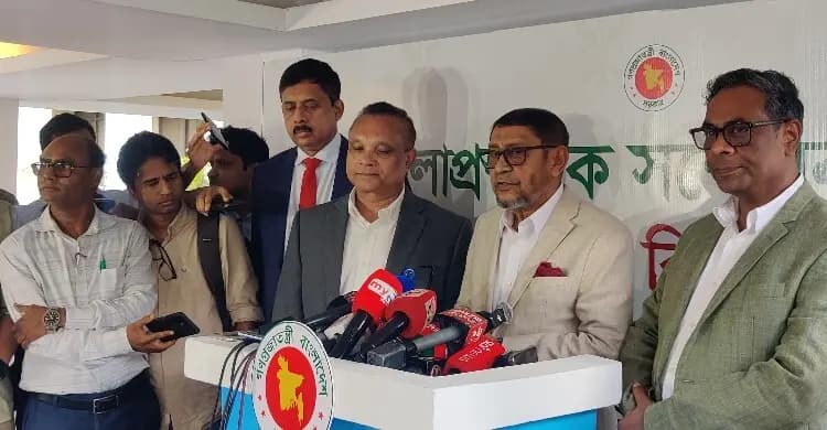 ভেজাল ওষুধ-অপচিকিৎসা ঠেকাতে মোবাইল টিম বাড়ানো হবে: স্বাস্থ্যমন্ত্রী- খবরের থাম্বনেইল ফটো