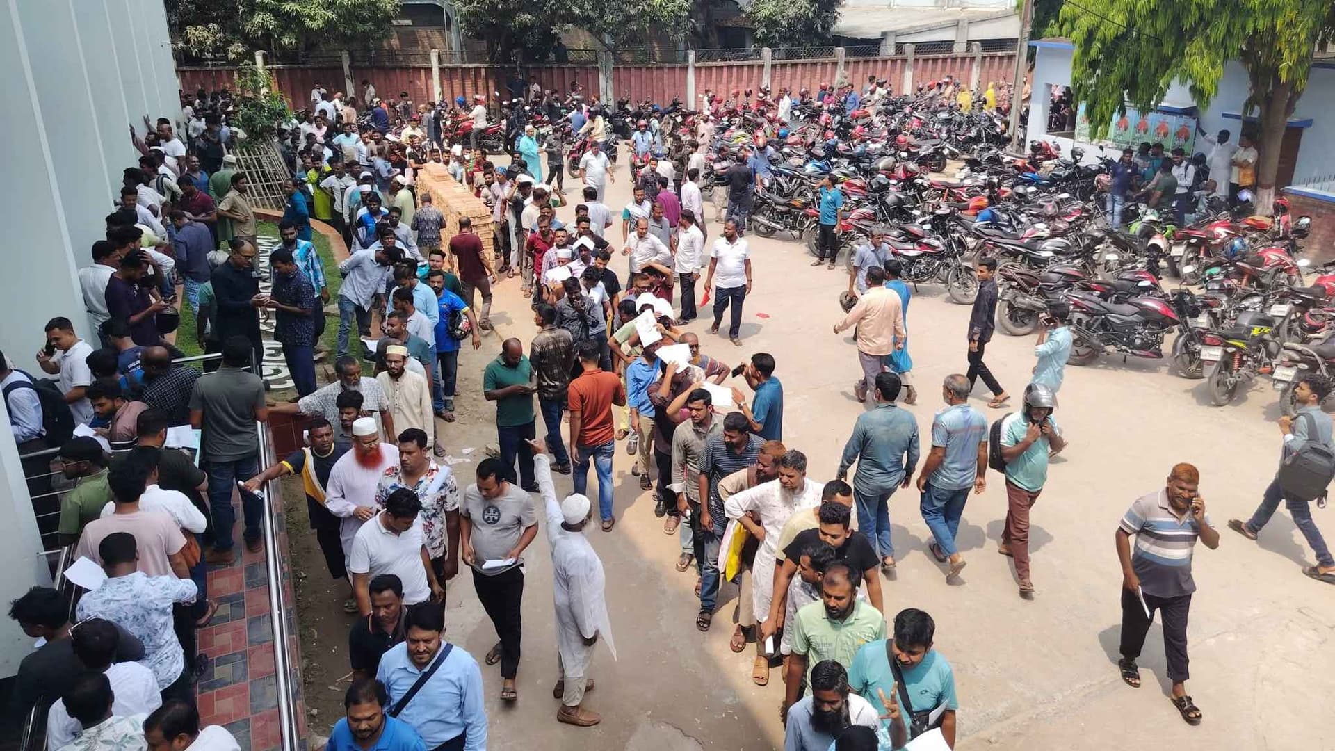 চুয়াডাঙ্গায় ‘ফুয়েল কার্ড’ বিতরণ শুরু, গ্রাহকরা দীর্ঘ লাইনে অপেক্ষা- খবরের থাম্বনেইল ফটো