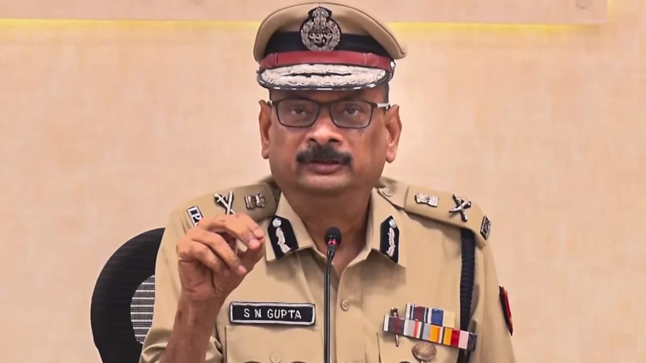 পশ্চিমবঙ্গে ৪৮ ঘণ্টায় ২০০ মামলা, গ্রেপ্তার ৪৩৩, আটক ১১০০- খবরের ইমেজ Image