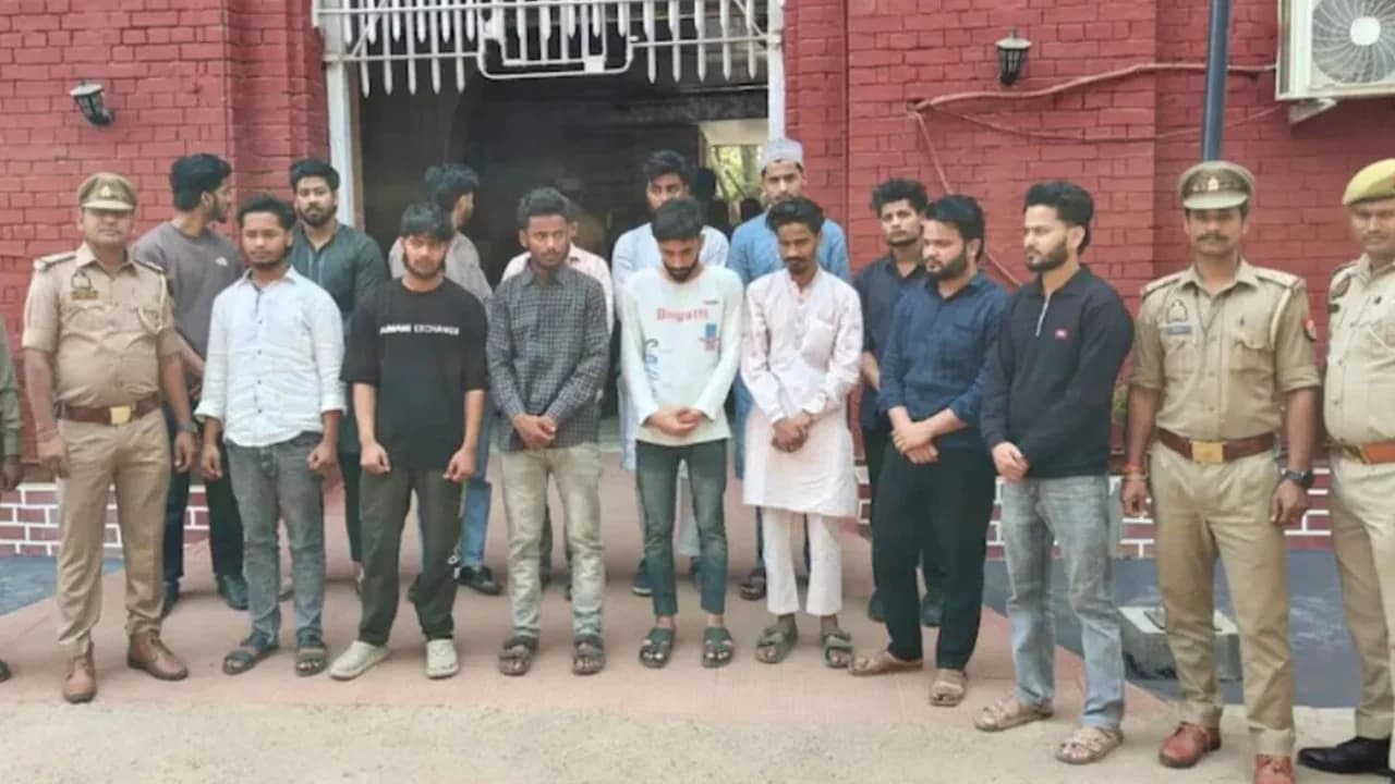 বারাণসীতে গঙ্গায় নৌকায় ইফতার করায় ১৪ জন গ্রেফতার- খবরের থাম্বনেইল ফটো