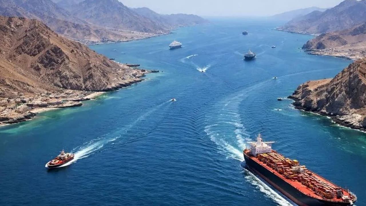 ইসরায়েলের হামলার পর হরমুজ প্রণালি বন্ধ করল ইরান- খবরের থাম্বনেইল ফটো