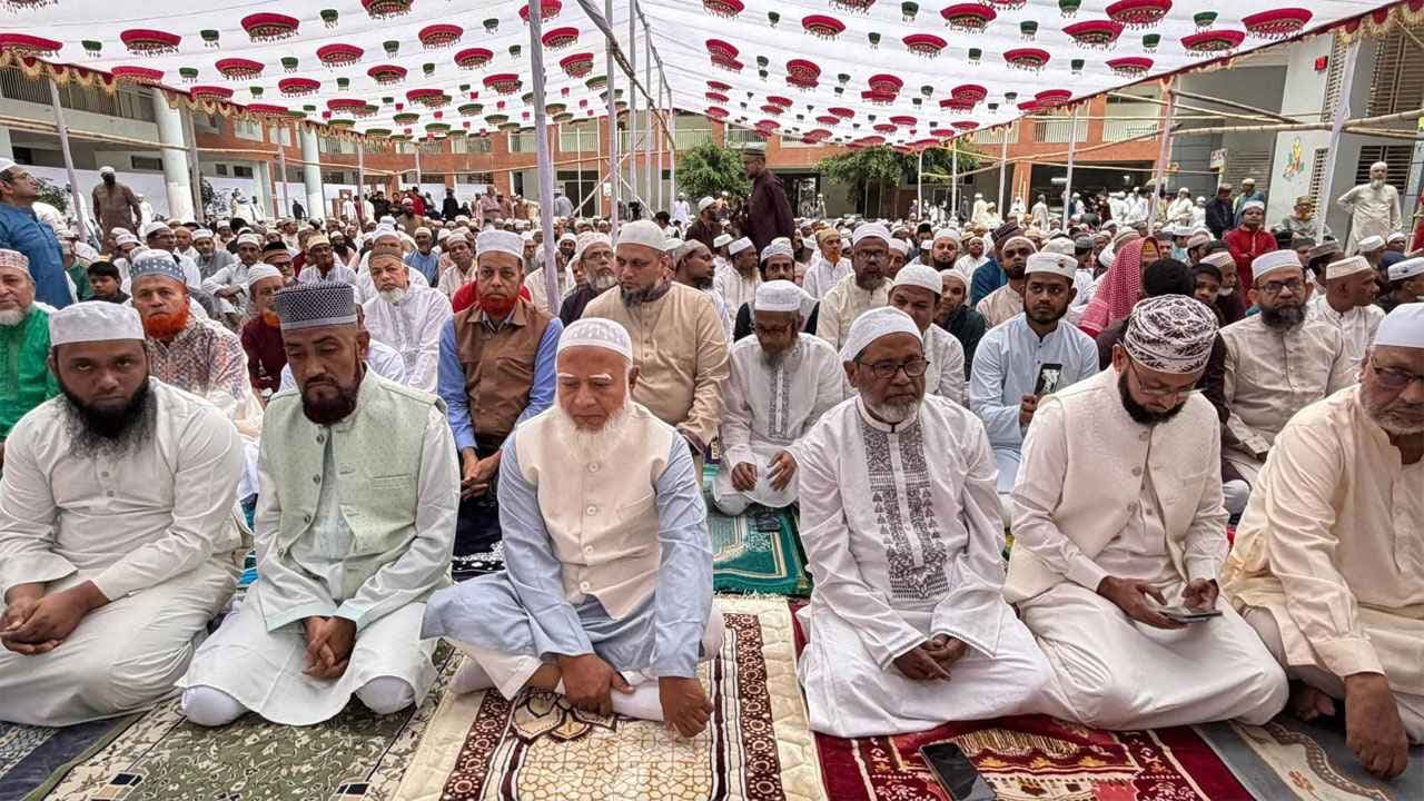 নিজ নির্বাচনি আসনে ঈদের নামাজ আদায় করলেন জামায়াত আমির- খবরের থাম্বনেইল ফটো