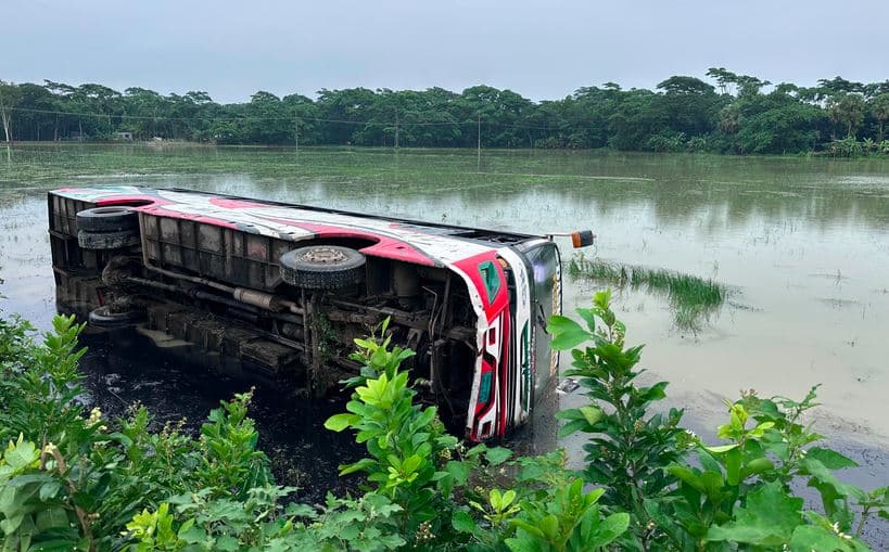 পটুয়াখালীতে নিয়ন্ত্রণ হারিয়ে বাস খাদে; আহত ২০- খবরের থাম্বনেইল ফটো