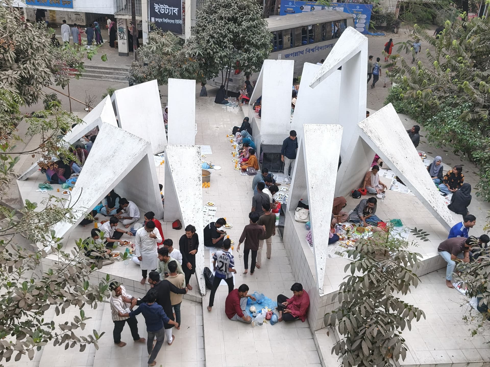 ধর্ম-বর্ণের ভেদাভেদ ভুলে জবিতে সম্প্রীতির ইফতার- খবরের থাম্বনেইল ফটো