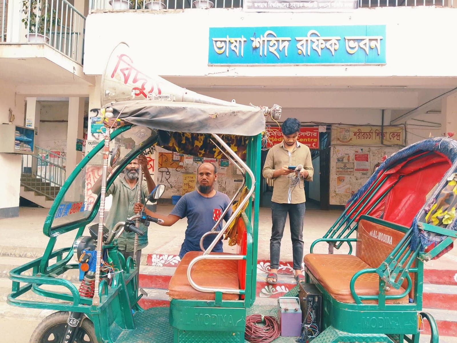 জবি শিক্ষার্থীদের বিশেষ বৃত্তির দাবিতে অভিনব প্রতিবাদ- খবরের থাম্বনেইল ফটো