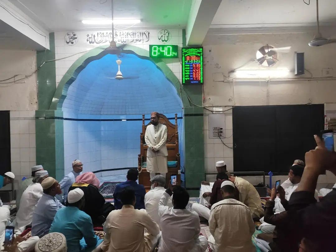 ঈদের নামাজে ইমামতি করলেন জবি উপাচার্য- খবরের থাম্বনেইল ফটো