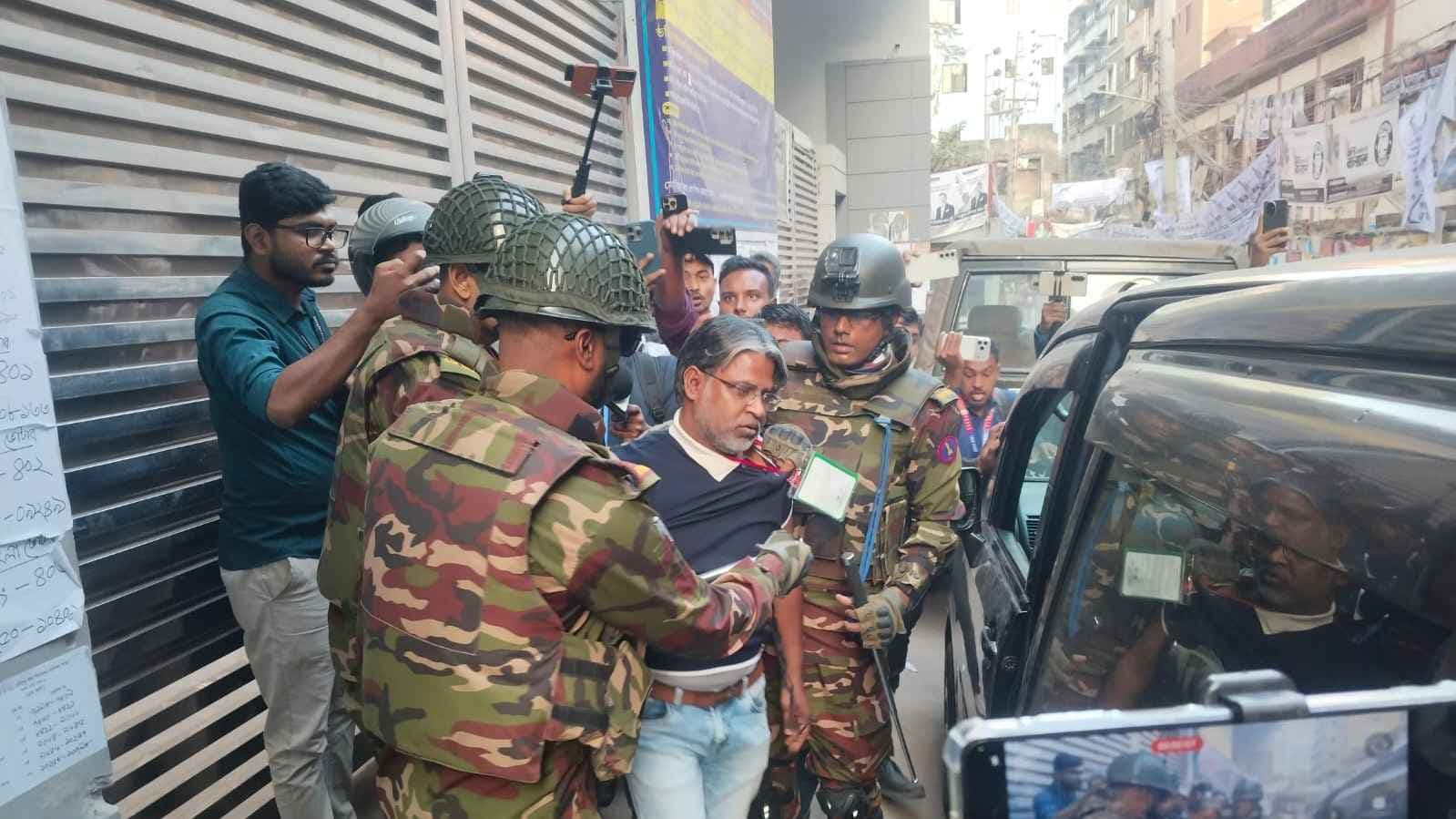 এজেন্ট সেজে কেন্দ্রে অবস্থান, ঢাকায় সেনাবাহিনীর হাতে আটক যুবদল নেতা- খবরের থাম্বনেইল ফটো