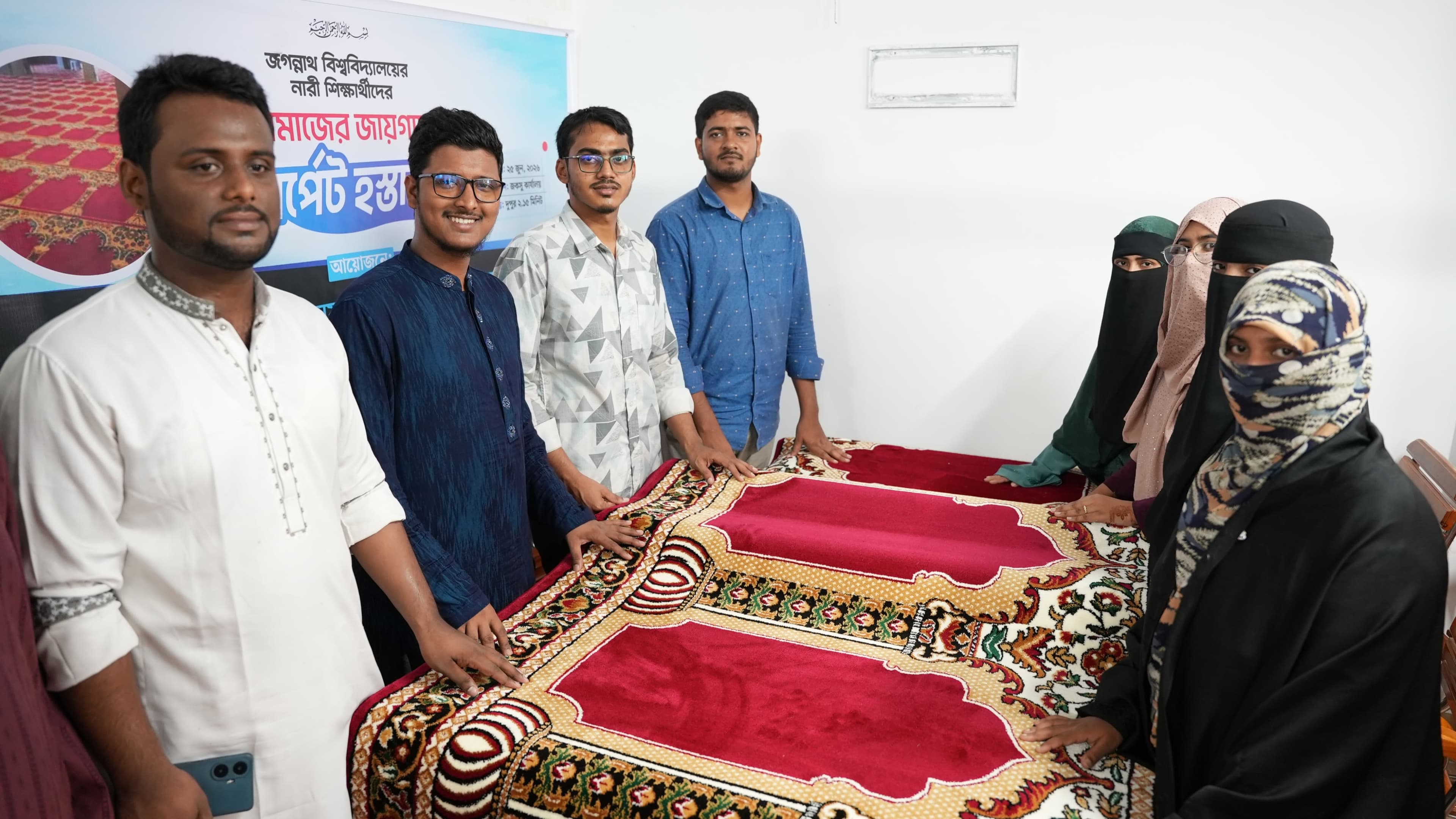 জবিতে নারী শিক্ষার্থীদের নামাজের জন্য কার্পেট প্রদান করেছে জকসু- খবরের ইমেজ Image