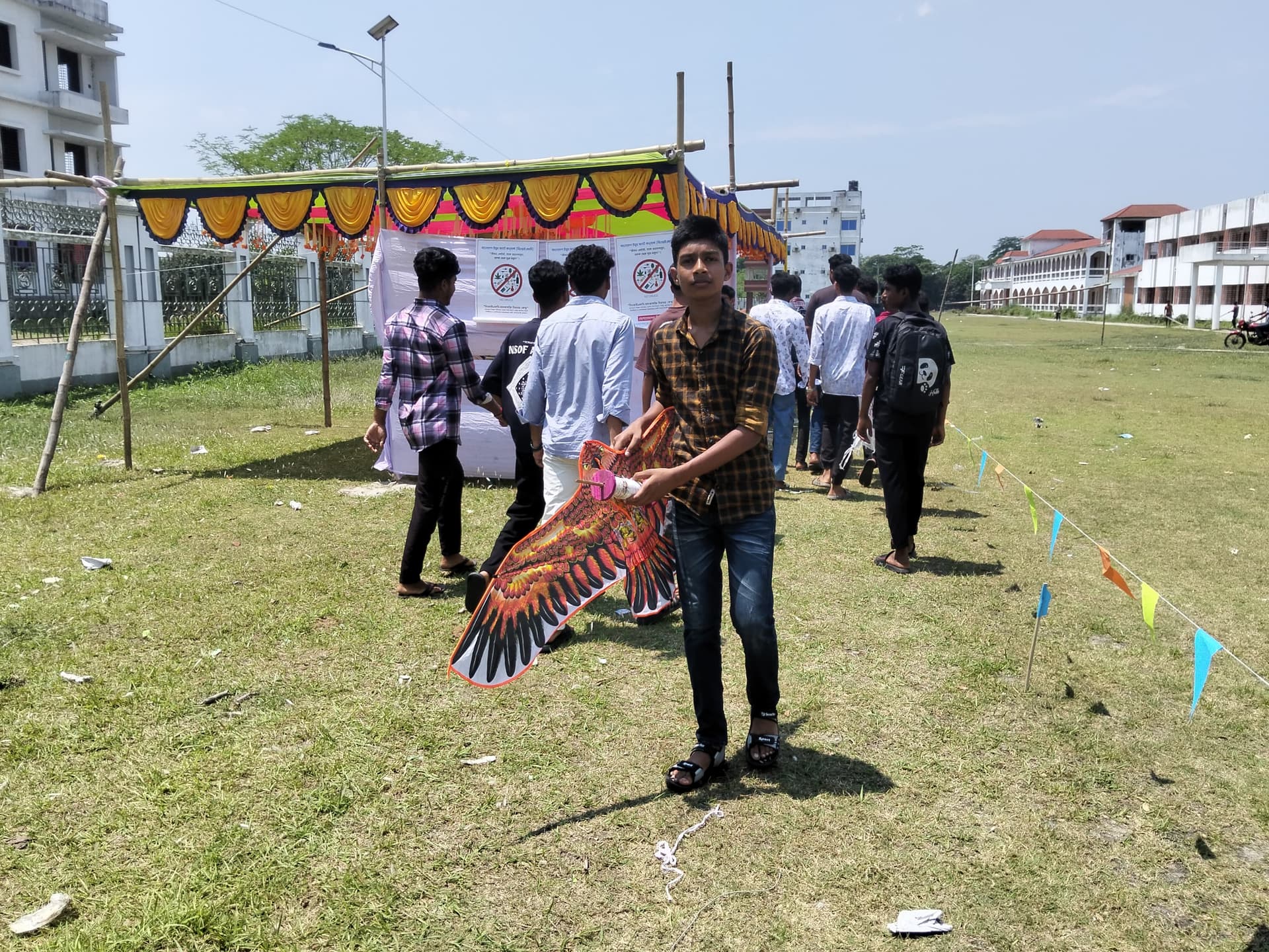 মাদারীপুর ডাসারে ঘুড়ি উৎসব অনুষ্ঠিত- খবরের থাম্বনেইল ফটো