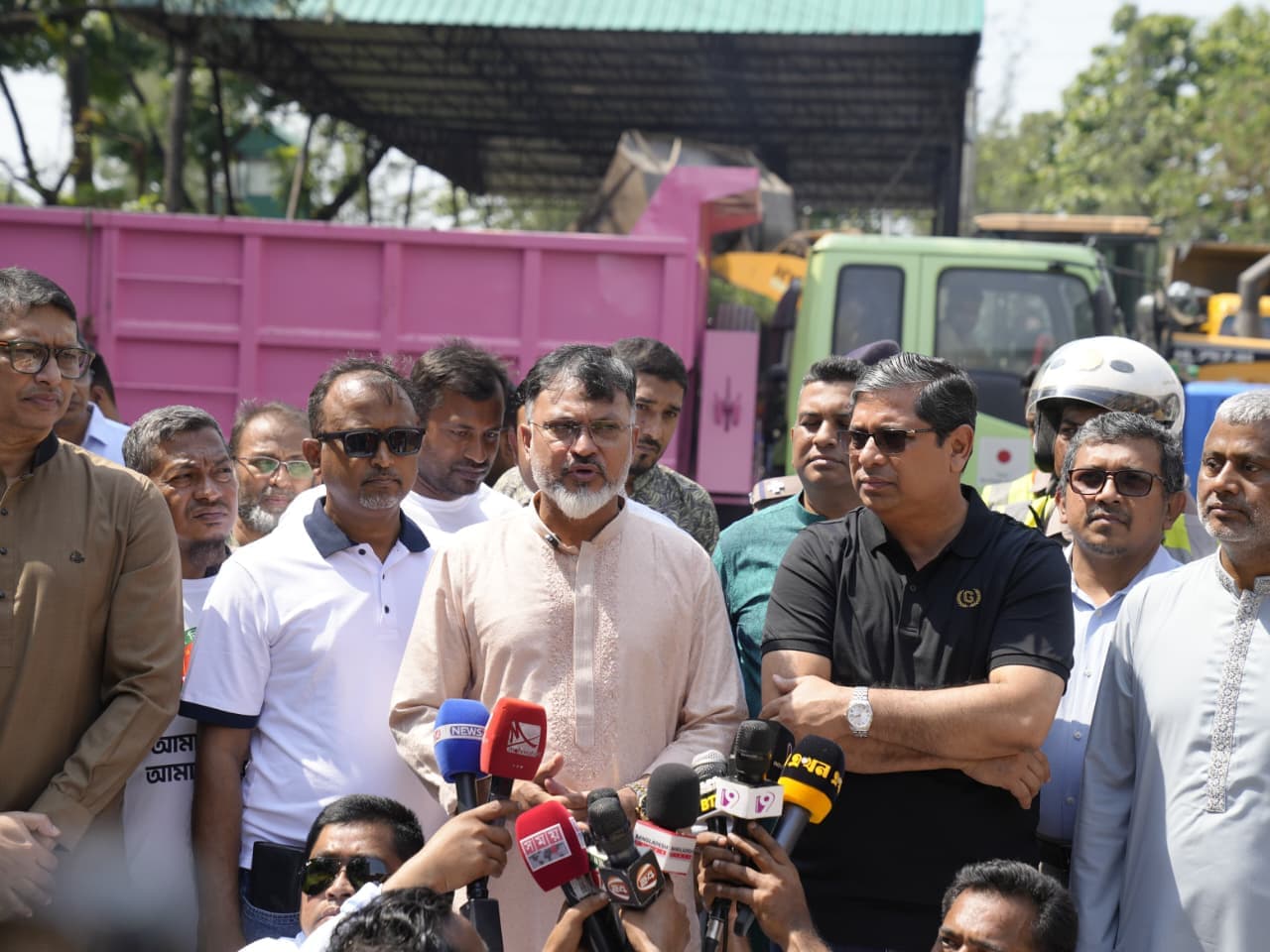 কোরবানির বর্জ্য অপসারণ কার্যক্রম পরিদর্শনে এলজিআরডি প্রতিমন্ত্রী ও ডিএনসিসি প্রশাসক- খবরের থাম্বনেইল ফটো