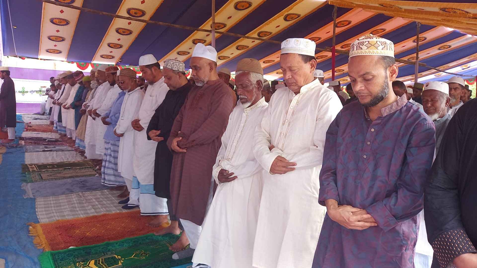 সৌদির সঙ্গে মিল রেখে মাদারীপুরের ২৫ গ্রামের ৩০ হাজার মানুষের ঈদ উদযাপন- খবরের থাম্বনেইল ফটো