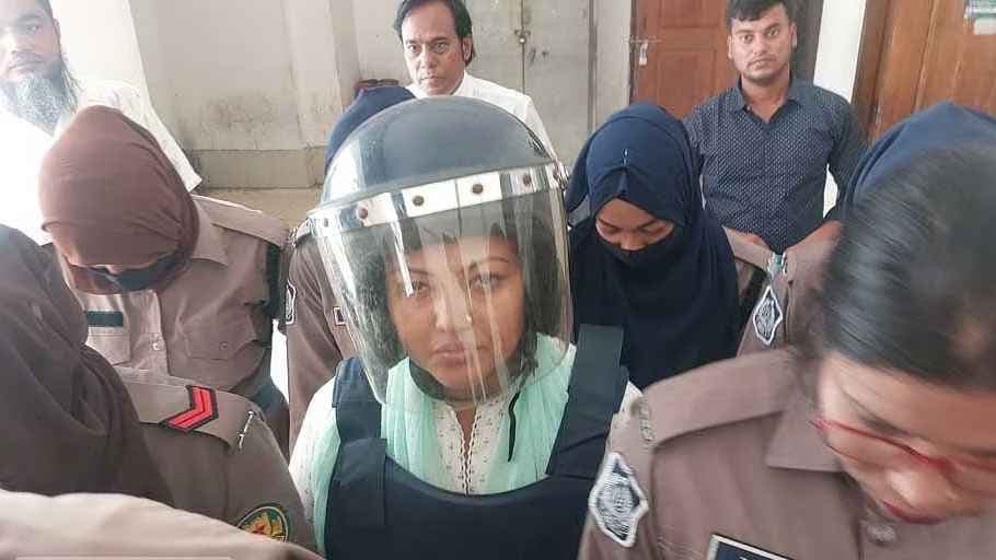 নতুন মামলায় গ্রেফতার মমতাজ, আদালতে গাইলেন ‘বুকটা ফাইট্যা যায়’- খবরের ইমেজ Image