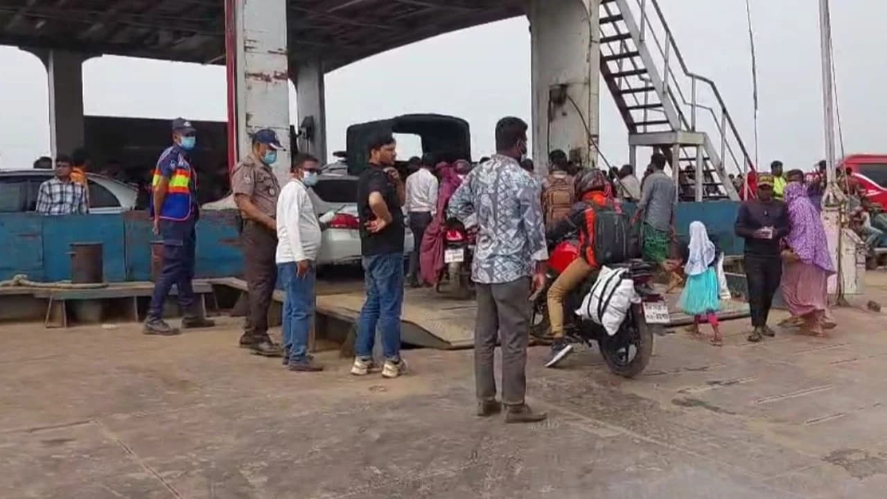 পাটুরিয়া-দৌলতদিয়া নৌপথে যাত্রীর চাপ বেড়লেও ভোগান্তি নেই- খবরের থাম্বনেইল ফটো