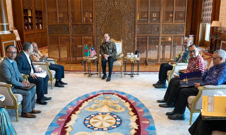 মালয়েশিয়ার প্রধানমন্ত্রীর সঙ্গে বাংলাদেশের প্রবাসী কল্যাণ মন্ত্রীর সাক্ষাৎ- খবরের থাম্বনেইল ফটো