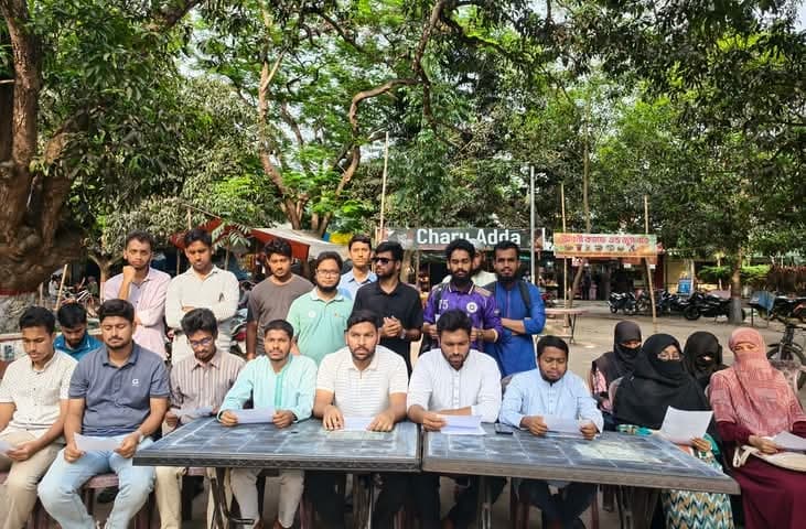 আবাসন সংকট নিরসনসহ ৫ দফা দাবিতে রাবি সম্মিলিত হল সংসদের স্মারকলিপি- খবরের থাম্বনেইল ফটো