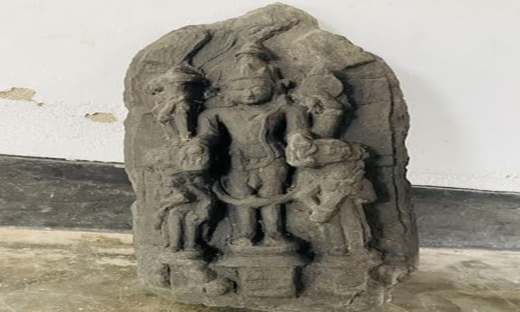 নওগাঁয় কষ্টি পাথরের বিষ্ণু মূর্তি উদ্ধার- খবরের ইমেজ Image