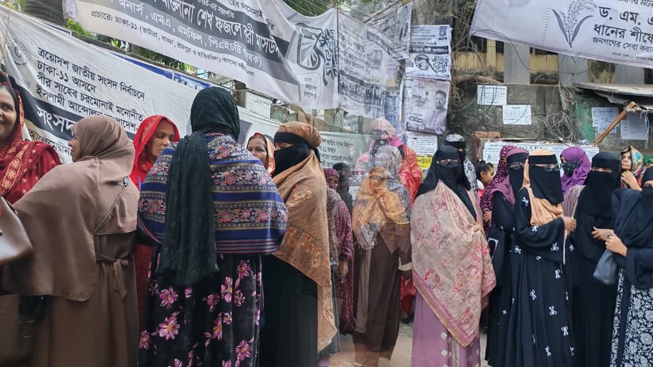 ঢাকা-১১ আসনে নারী ভোটারদের উপচে পড়া ভিড়- খবরের থাম্বনেইল ফটো