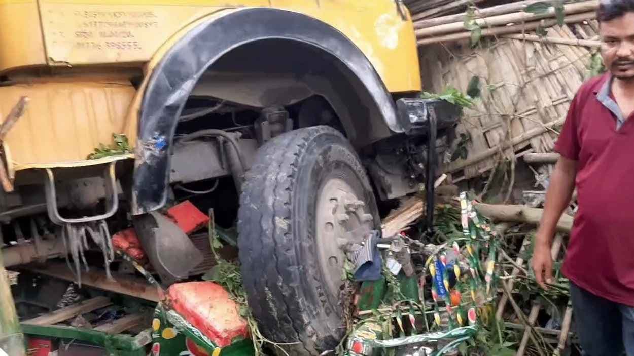 নীলফামারীতে ট্রাকচাপায় নিহত ৪- খবরের থাম্বনেইল ফটো