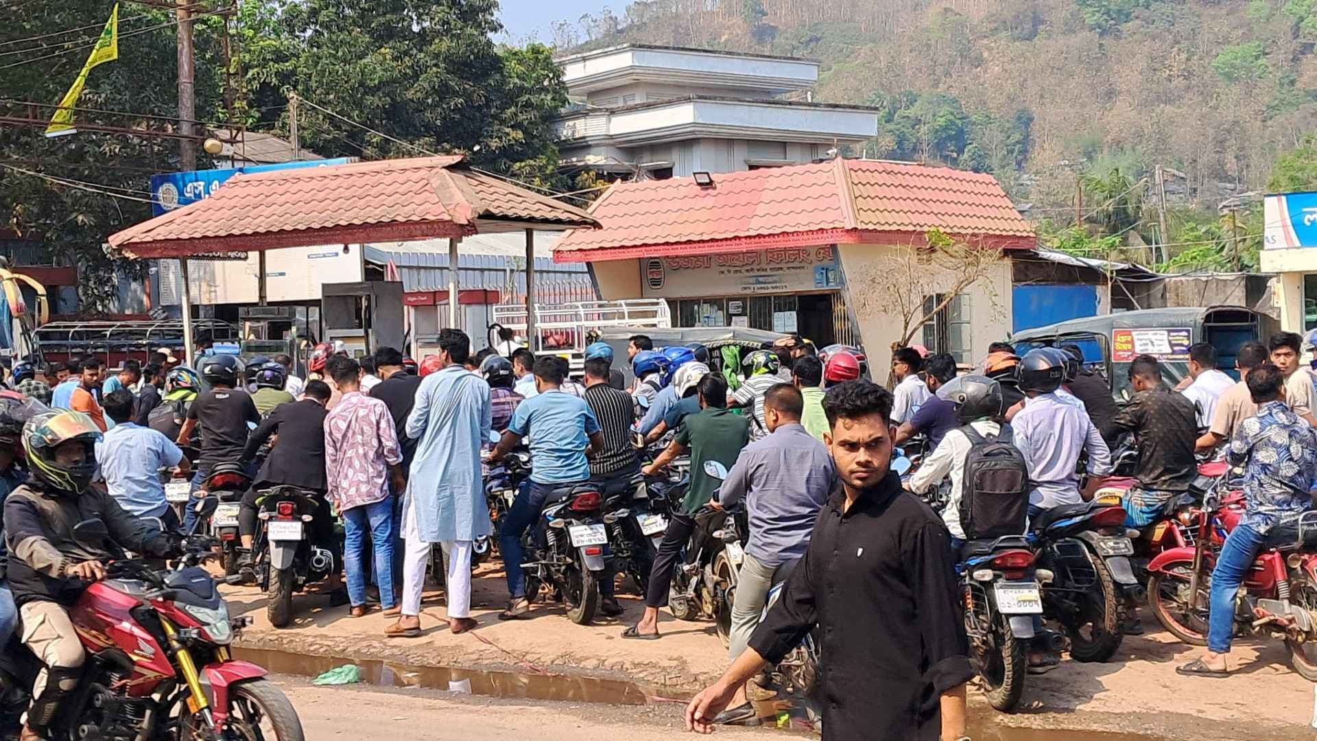 বান্দরবানে অকটেন সংকট: বাইকার-পর্যটকদের ওপর স্থানীয়দের অসন্তোষ- খবরটির স্থিরচিত্র