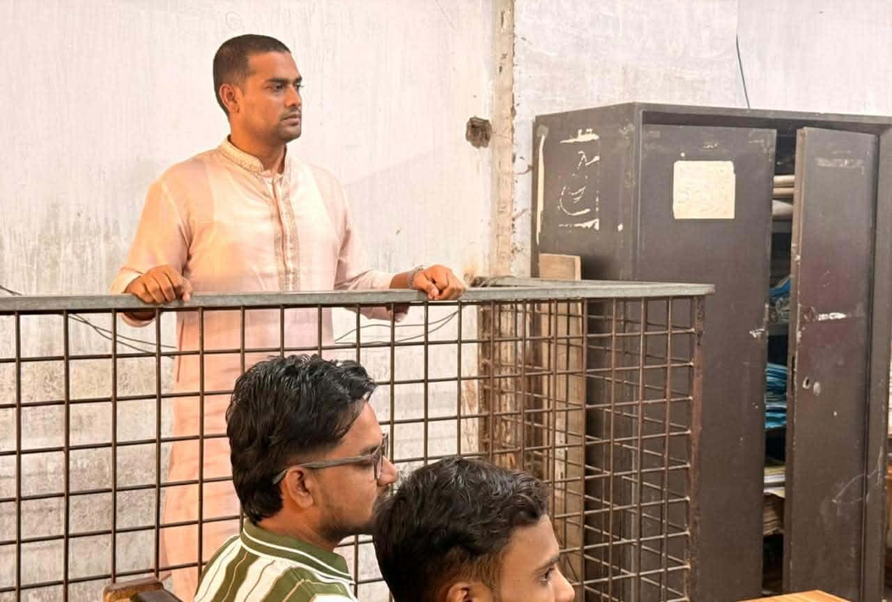 ঈদের চতুর্থ দিনে হাজিরা দিতে আদালতে ছাত্রদল নেতা জিয়া উদ্দিন বাসেত- খবরের ইমেজ Image