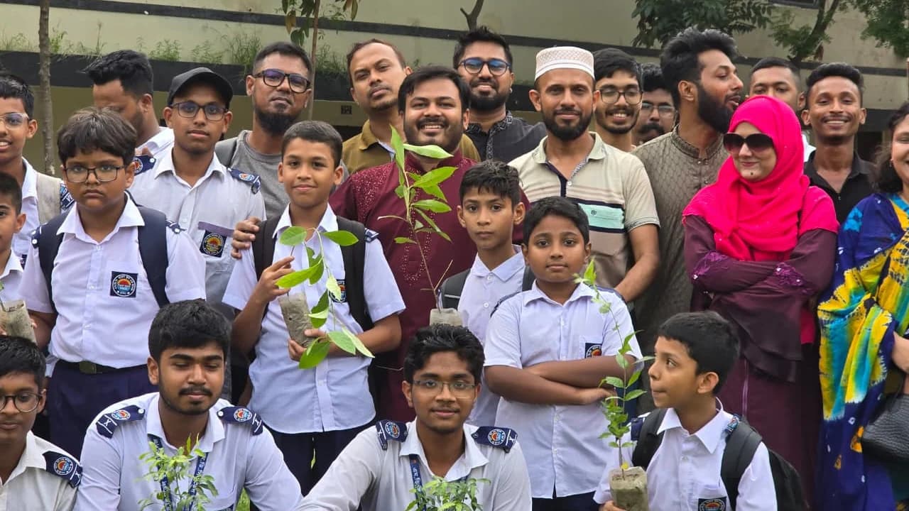 পরিবেশ দিবস উপলক্ষে স্কুল শিক্ষার্থীদের মাঝে গাছের চারা বিতরণ করলেন এনসিপির আরিফুল- খবরের ইমেজ Image