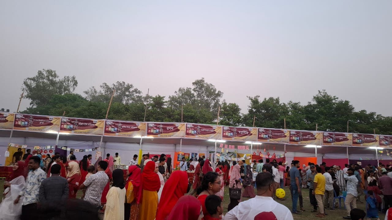 তৃতীয় দিনে শহীদ আবু সাঈদ বইমেলায় উপচে পড়া ভিড়- খবরের থাম্বনেইল ফটো