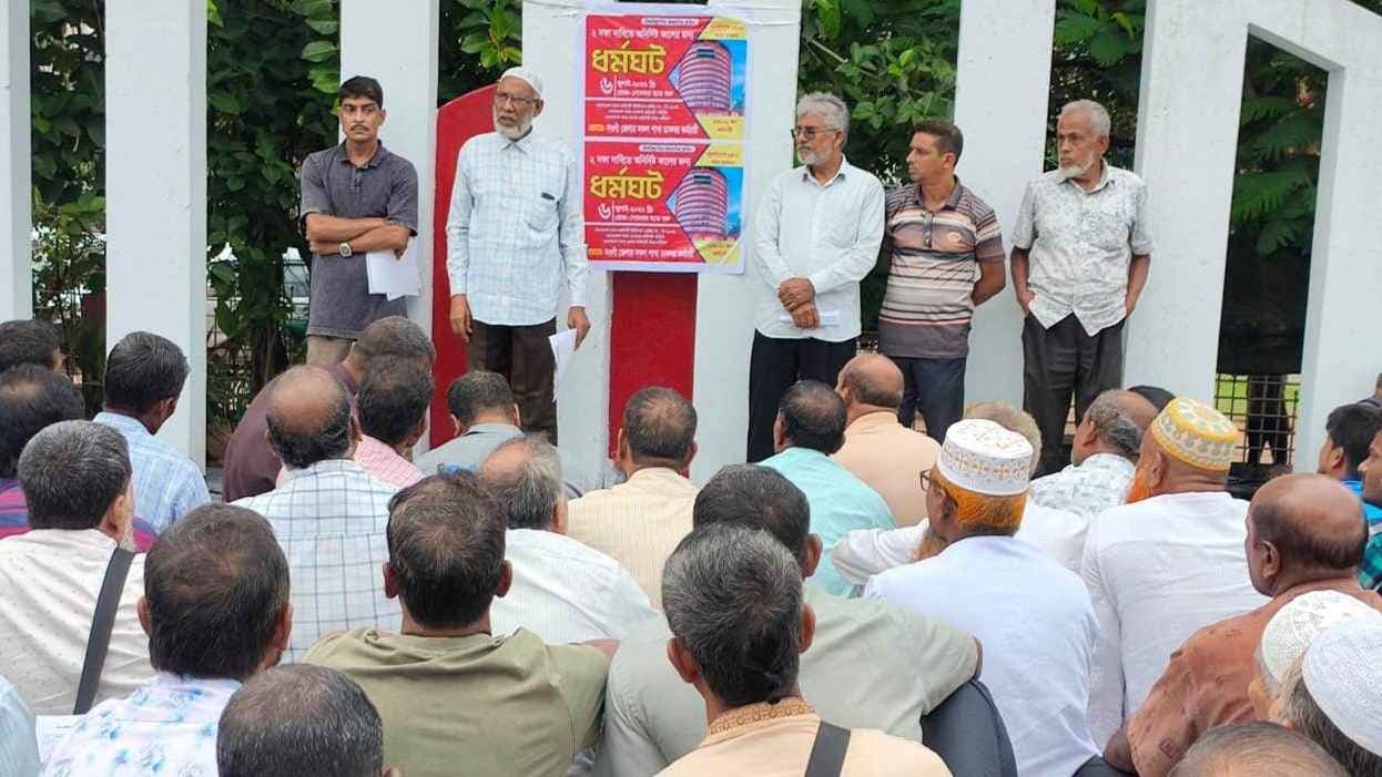 দাবি না মানলে অনির্দিষ্টকালের কর্মবিরতির হুঁশিয়ারি ডাক কর্মচারীদের- খবরের ইমেজ Image