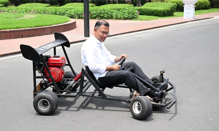 কলেজ ছাত্র রিজওয়ান রশীদের বানানো 'রেসিং কার' চালিয়ে উৎসাহ দিলেন প্রধানমন্ত্রী- খবরের ইমেজ Image