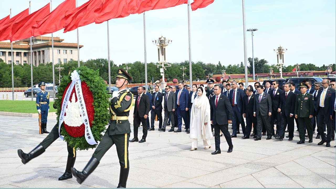 চীনের বিপ্লবী বীরদের প্রতি প্রধানমন্ত্রীর শ্রদ্ধা- খবরের থাম্বনেইল ফটো