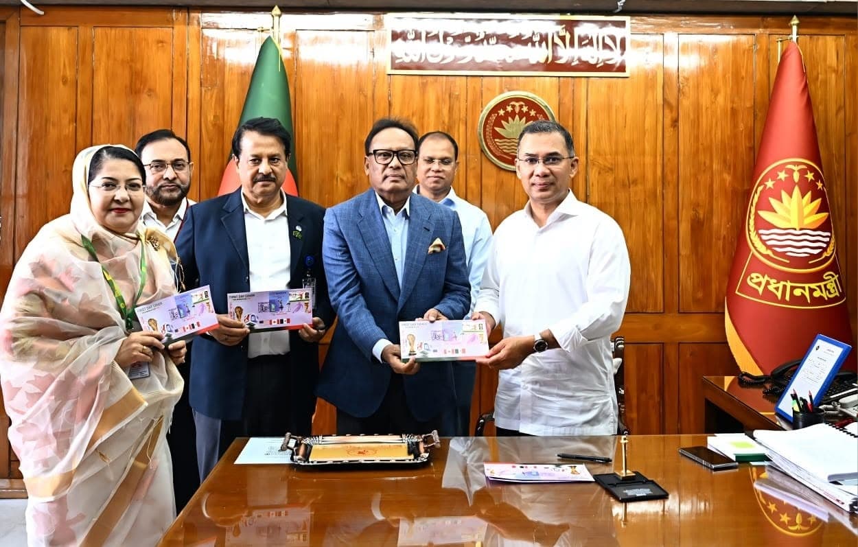 বিশ্বকাপ ফুটবল উপলক্ষে স্মারক ডাকটিকিট উন্মোচন প্রধানমন্ত্রীর- খবরের ইমেজ Image