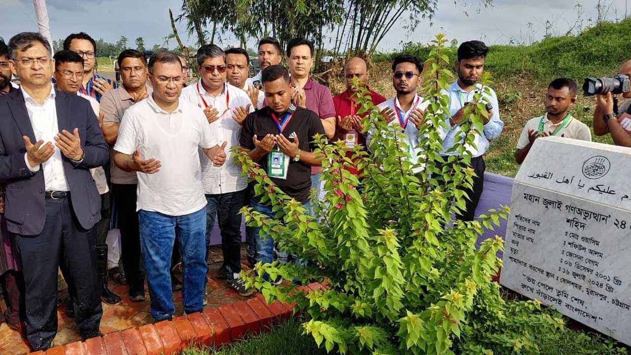 শহীদ ওয়াসিমের কবর জিয়ারত করলেন প্রধানমন্ত্রী, পরিবারকে আর্থিক সহায়তা- খবরের ইমেজ Image