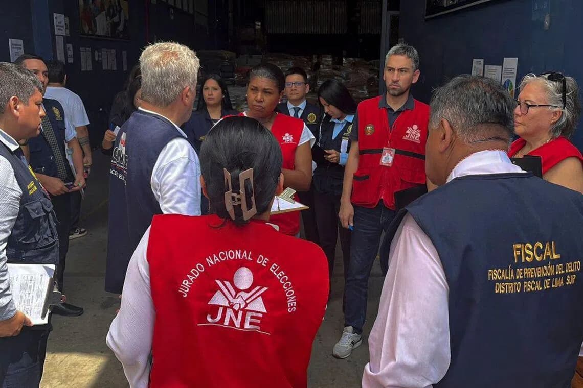 পেরুতে নির্বাচনী অনিয়মের অভিযোগে ব্যালটের গুদামে প্রসিকিউটরদের তল্লাশি- খবরের ইমেজ Image