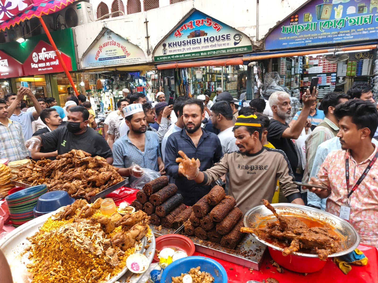 পুরান ঢাকায় জমজমাট ইফতারের বাজার- খবরের থাম্বনেইল ফটো