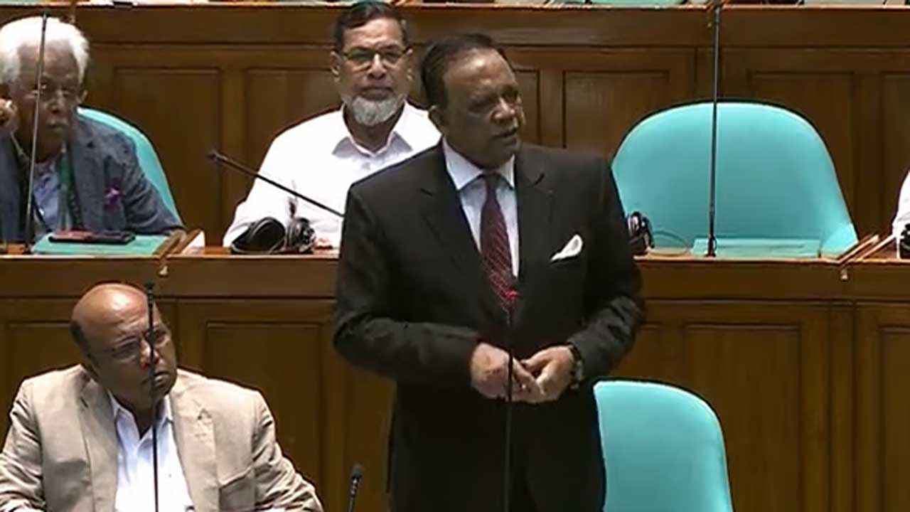 দেশে এত ব্যাংক নিয়ে প্রশ্ন, ৫০০ ও ১০০০ টাকার নোট বাতিলের প্রস্তাব- খবরের থাম্বনেইল ফটো