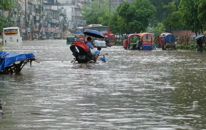 টানা বর্ষণে রাজধানীর বিস্তীর্ণ এলাকা জলাবদ্ধ, জনজীবন বিপর্যস্ত- খবরের ইমেজ Image
