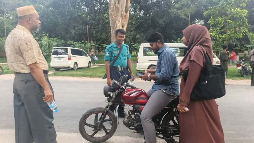 রাবি ক্যাম্পাসে যানবাহন নিয়ন্ত্রণে বিশ্ববিদ্যালয় প্রশাসনের বিশেষ পুলিশিং কার্যক্রম- খবরের থাম্বনেইল ফটো