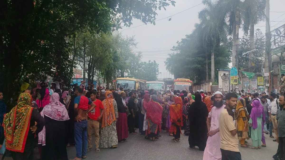 চাকরিচ্যুতির প্রতিবাদে রামপুরায় সড়ক অবরোধ, যানজটে ভোগান্তি- খবরের থাম্বনেইল ফটো