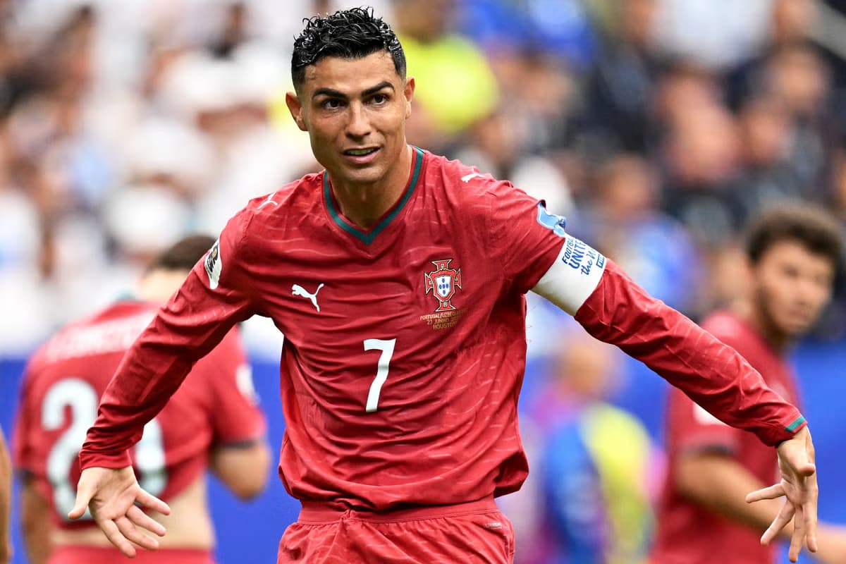 রোনাল্ডোর জোড়া গোলে উজবেকিস্তানকে ৫-০ গোলে বিধ্বস্ত করেছে পর্তুগাল- খবরের থাম্বনেইল ফটো