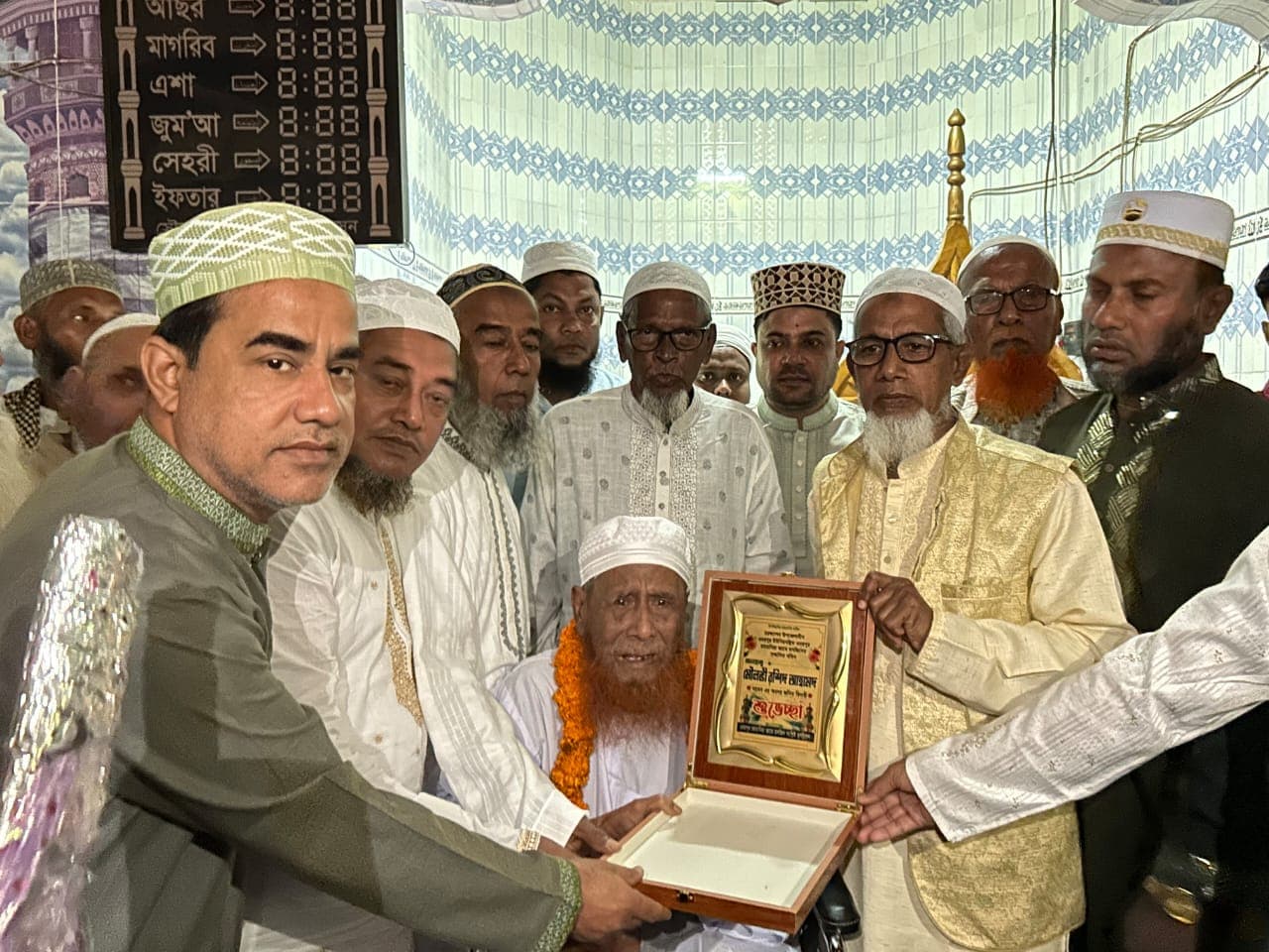 রাজকীয় আয়োজনে সাবেক ইমামের বিদায়- খবরের ইমেজ Image