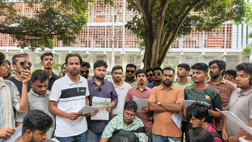 জুলাই সনদ নিয়ে দেশবিরোধী অপপ্রচারের প্রতিবাদে রাবি ছাত্রদলের লিফলেট বিতরণ- খবরের থাম্বনেইল ফটো