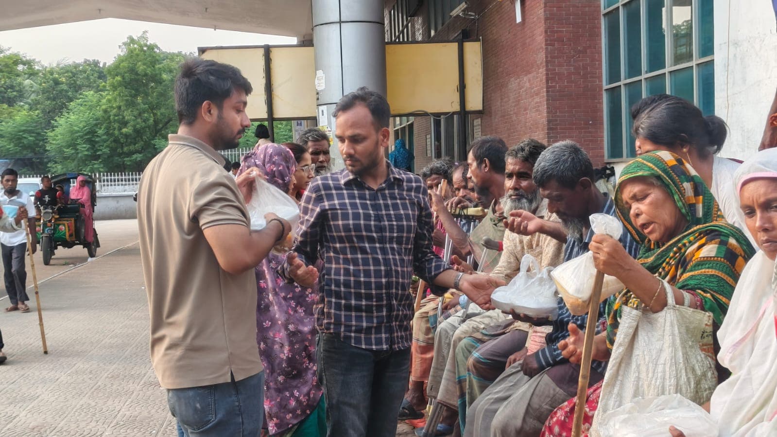 রাবি ছাত্রদল নেতাদের ব্যক্তিগত উদ্যোগে অসহায় মানুষের মাঝে খাবার বিতরণ- খবরের ইমেজ Image