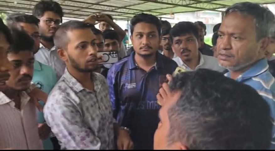 রাবি মার্কেটিং বিভাগে র্যাগিং অভিযোগ ঘিরে সাংবাদিক ও রাকসু নেতাদের ওপর হামলা- খবরের ইমেজ Image
