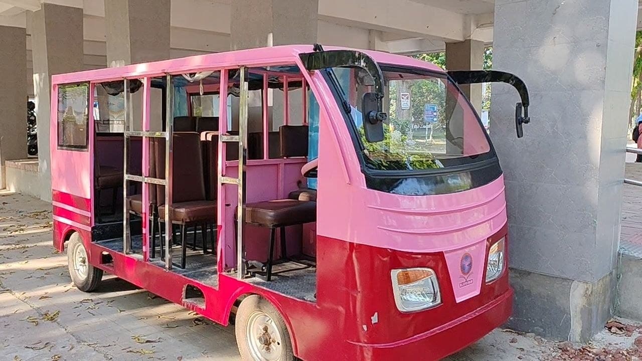 রুয়েটে জ্বালানি সংকট মোকাবিলায় নিজস্ব প্রযুক্তিতে বৈদ্যুতিক গাড়ি সেবা চালু- খবরের থাম্বনেইল ফটো