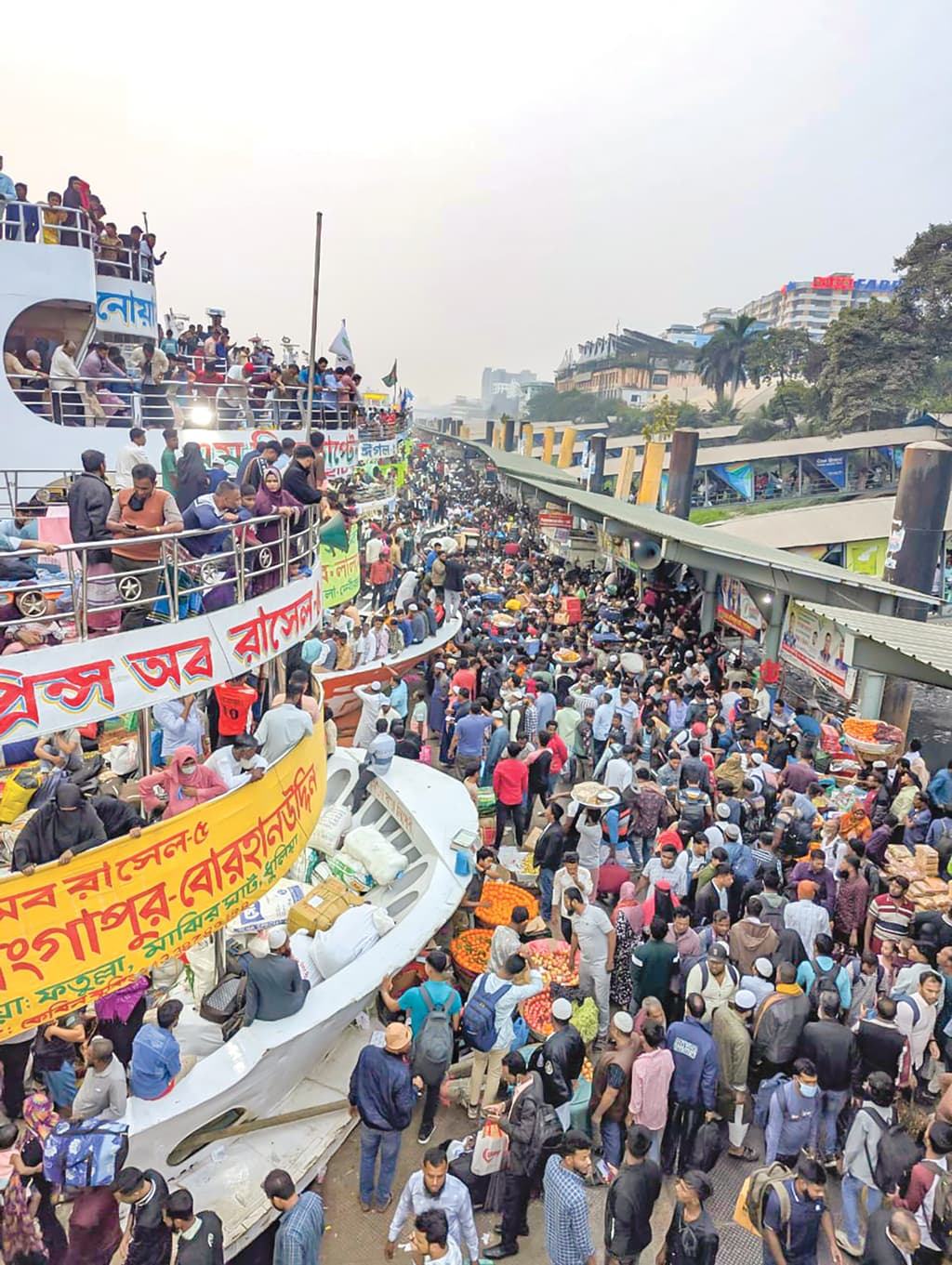 ভোটার পরিবহনে প্রার্থীদের বিনা ভাড়ার লঞ্চ, নির্বাচনী আচরণবিধি নিয়ে প্রশ্ন- খবরের থাম্বনেইল ফটো