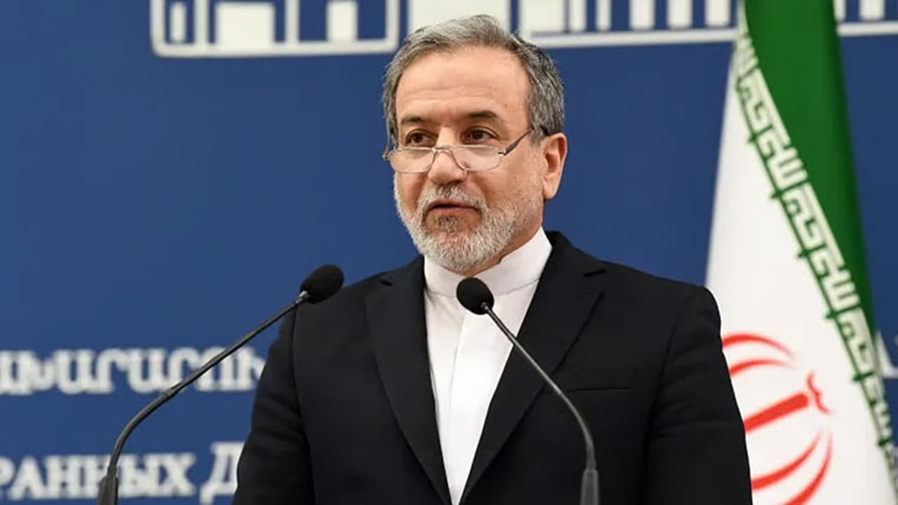 শর্তসাপেক্ষে দুই সপ্তাহ হরমুজ প্রণালিতে নিরাপদ জাহাজ চলাচল সম্ভব: আরাগচি- খবরের ইমেজ Image