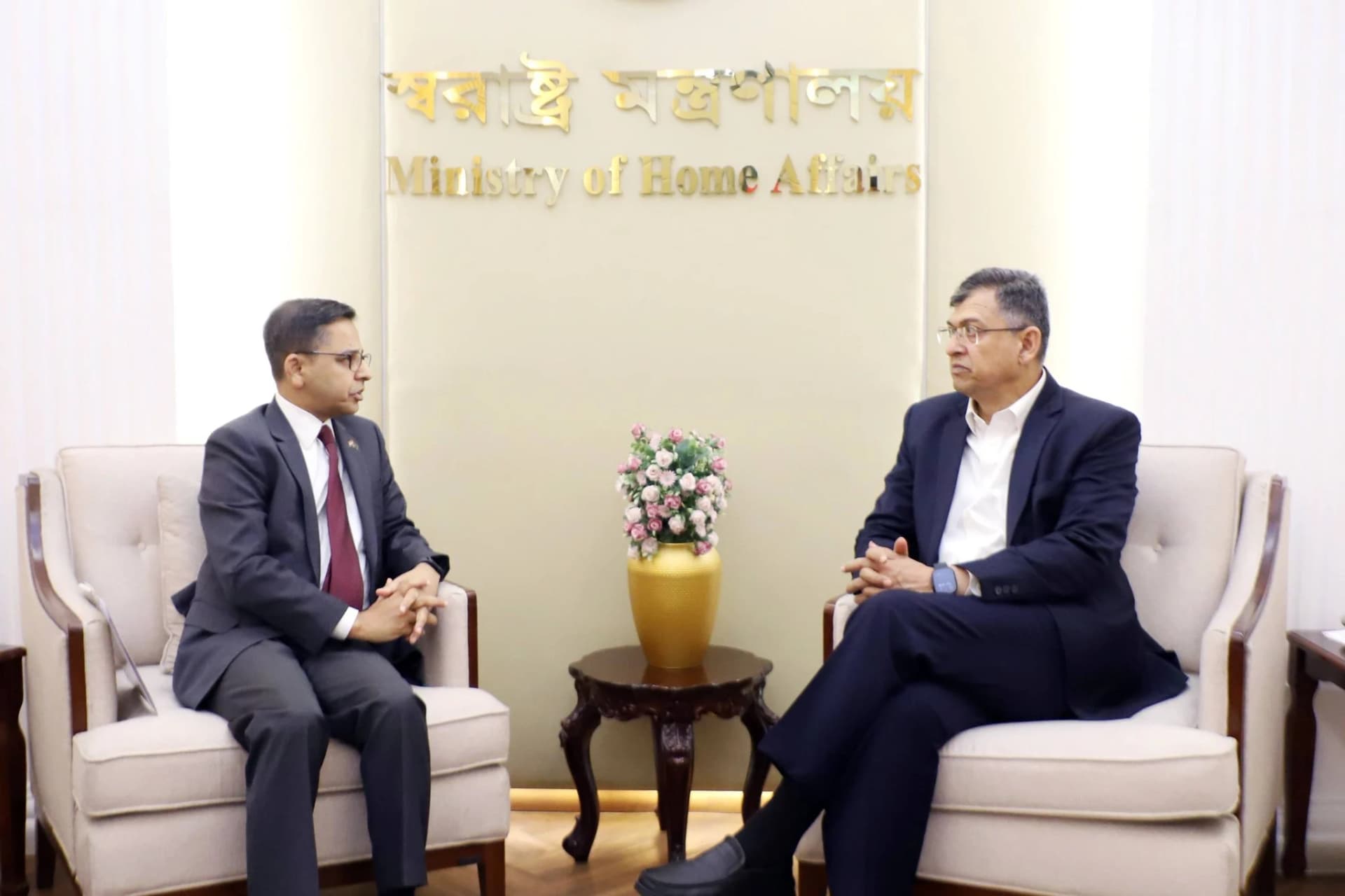 স্বরাষ্ট্রমন্ত্রীর সঙ্গে ভারতীয় হাইকমিশনার প্রণয় ভার্মার বৈঠক- খবরের থাম্বনেইল ফটো