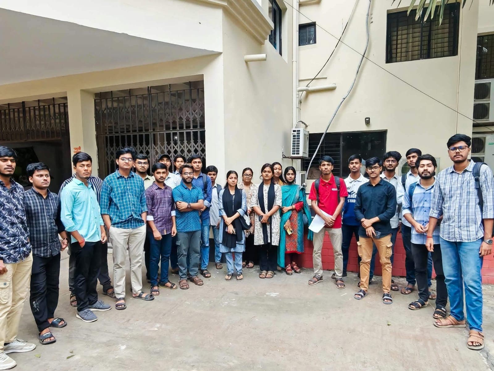 কুবির নতুন ক্যাম্পাসে স্থায়ী মন্দির নির্মাণের দাবিতে সনাতনী শিক্ষার্থীদের স্মারকলিপি- খবরের ইমেজ Image