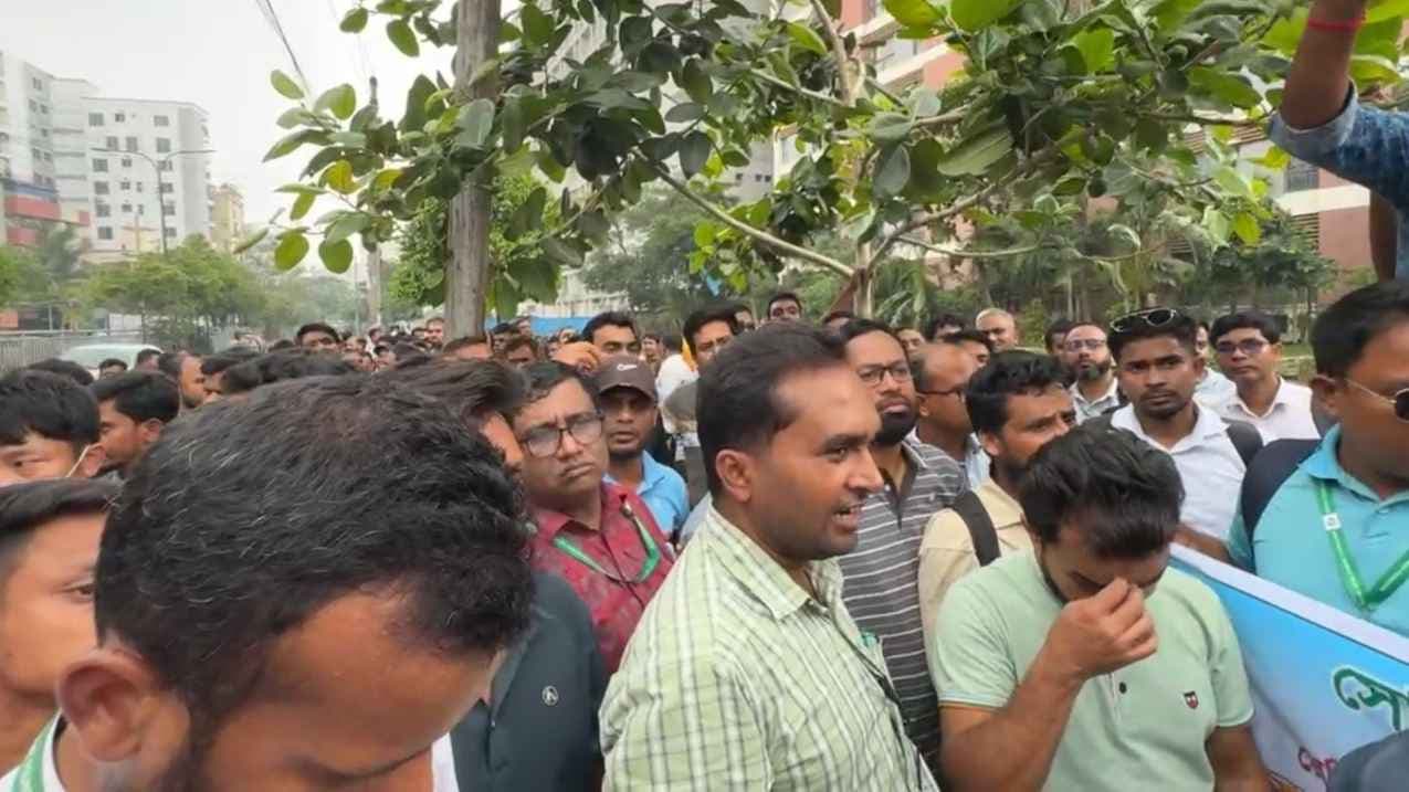 নতুন এইচআর নীতিমালা বাতিলের দাবিতে এসডিএফ কর্মীদের বিক্ষোভ- খবরের থাম্বনেইল ফটো