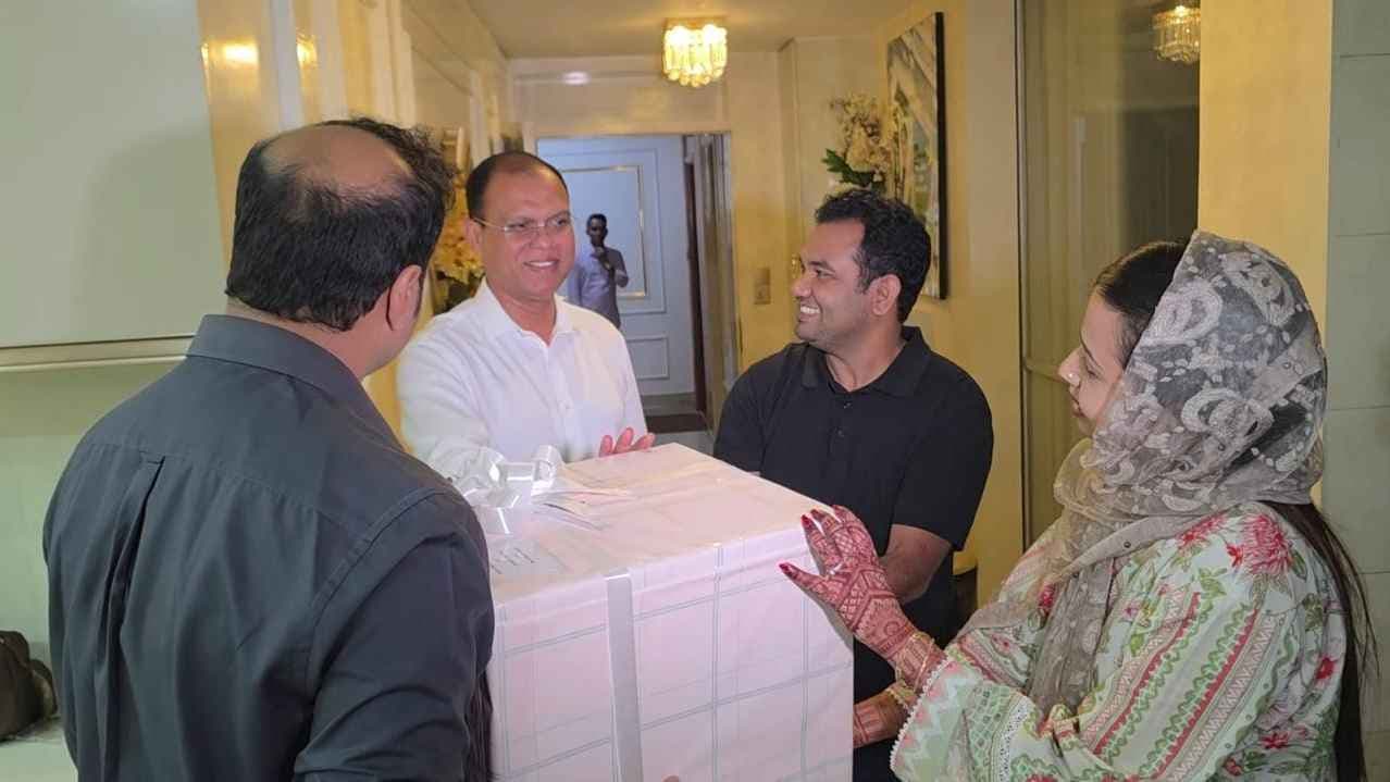 সেই নবদম্পতির জন্য উপহার পাঠালেন প্রধানমন্ত্রী- খবরের ইমেজ Image