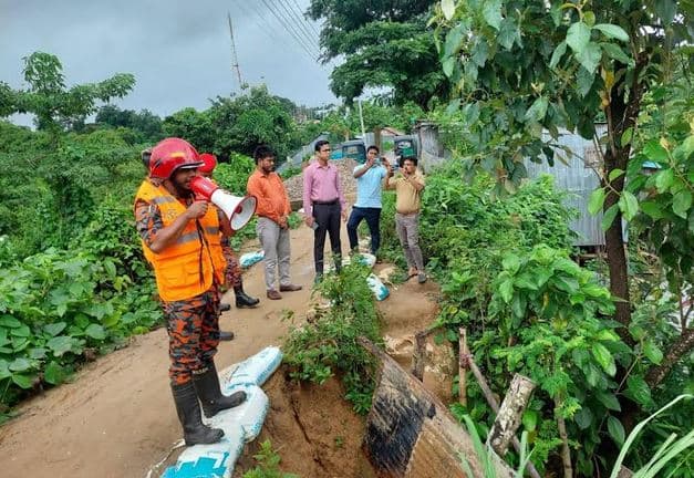 ঝুঁকিপূর্ণ এলাকা থেকে সরে যেতে রাঙামাটিতে জেলা প্রশাসনের মাইকিং- খবরের ইমেজ Image
